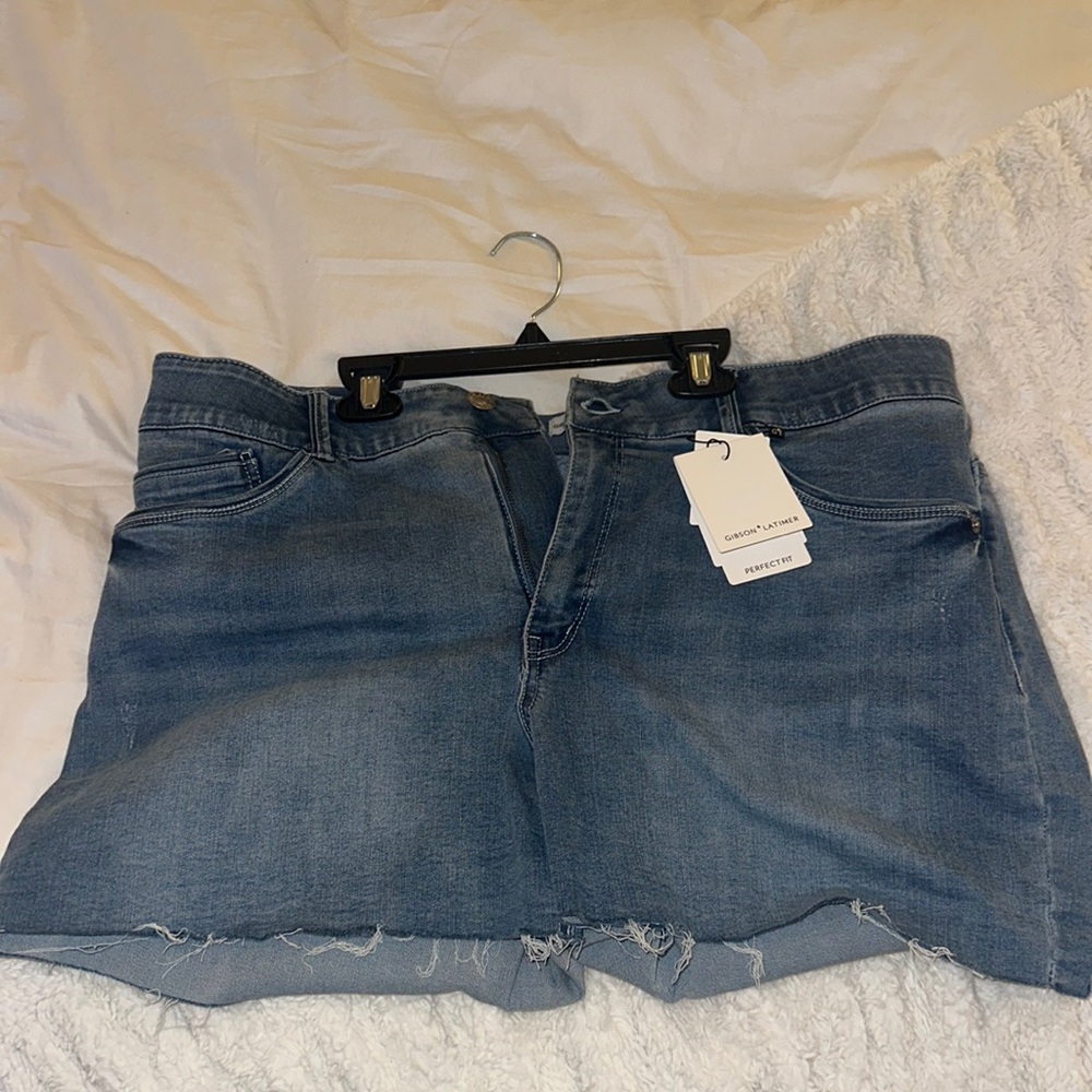 Gibson Latimer Raw Hem Medium Wash Jean Shorts!! 💙